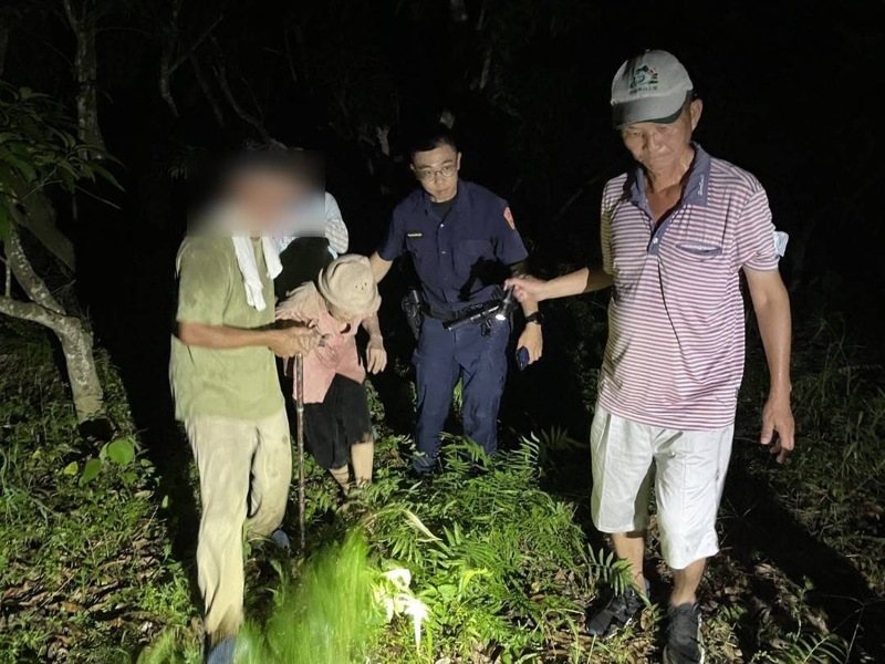 台南罹病老婦人離家失蹤倒臥山區樹林，警民合力及時發現。圖／讀者提供