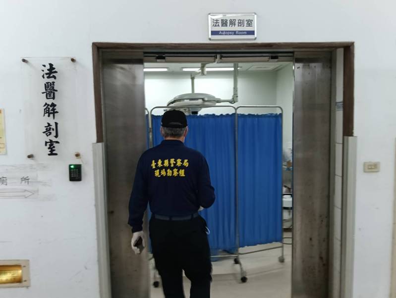 台東縣金峰鄉賓茂村疑食物中毒釀3死案，至今案情陷入膠著，法醫研究所法醫今天搭機抵達殯儀館進行3遺體解剖程序，期望有進一步進展。記者尤聰光／攝影