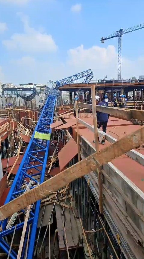 高雄三井商場工程今天上午9時許傳出工安意外，工地施工的藍色吊塔突倒塌掉落橫躺在鷹架、模板和一片鋼筋之中，意外造成工人1死1重傷。圖／取自記者爆料網