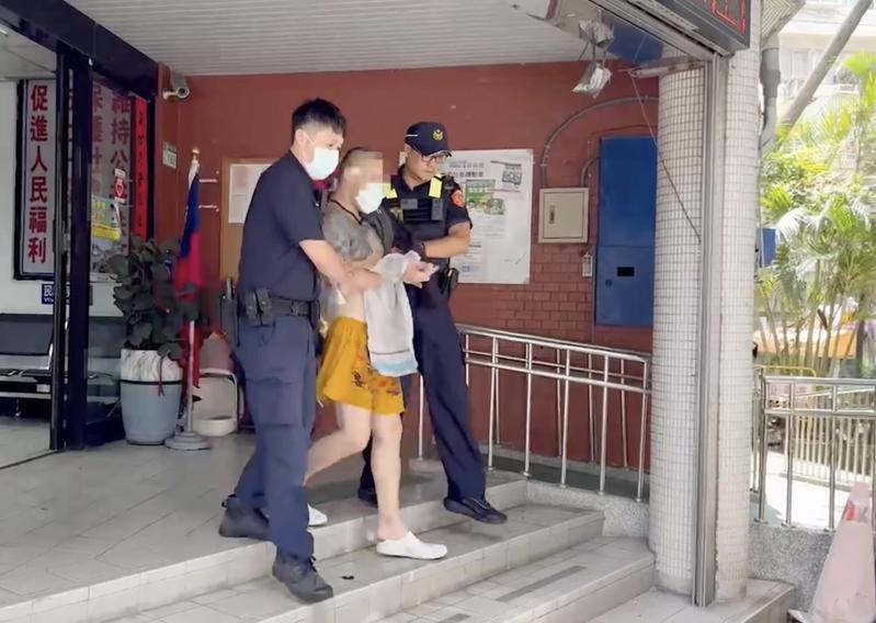 張男涉持武士刀攻擊計程車司機。記者蕭雅娟/翻攝 張男涉持武士刀攻擊計程車司機。記者蕭雅娟/翻攝