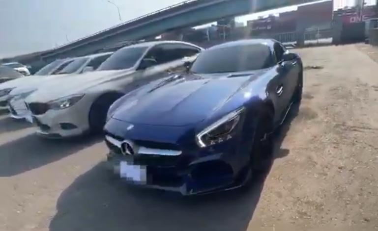 警方查扣詐團水房幹部蔡姓男子的賓士等豪車。記者林保光/翻攝 警方查扣詐團水房幹部蔡姓男子的賓士等豪車。記者林保光/翻攝