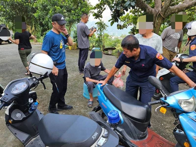 1名高齡92歲老翁獨自騎乘機車外出，竟迷失在水里鄉永興村山區一處檳榔園獲救，圖／集集分局提供