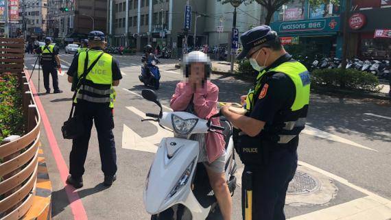 屏東縣警察局自9月23日至27日，執行無號誌路口或閃紅燈未停等違規專案取締。圖／警方提供