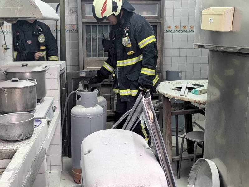 彰化市福馬街一家早餐店廚房,今天上午發生瓦斯氣爆,屋內滿目瘡痍,造成老闆娘母子受傷送醫。圖/消防局提供 彰化市福馬街一家早餐店廚房,今天上午發生瓦斯氣爆,屋內滿目瘡痍,造成老闆娘母子受傷送醫。圖/消防局提供