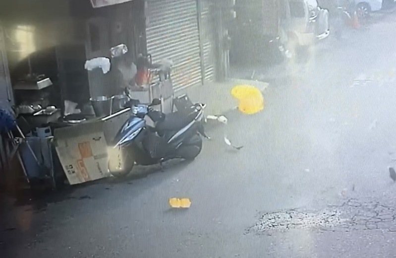 彰化市福馬街一家早餐店廚房,今天上午發生瓦斯氣爆,屋內物品飛出店外。圖/民眾提供 彰化市福馬街一家早餐店廚房,今天上午發生瓦斯氣爆,屋內物品飛出店外。圖/民眾提供