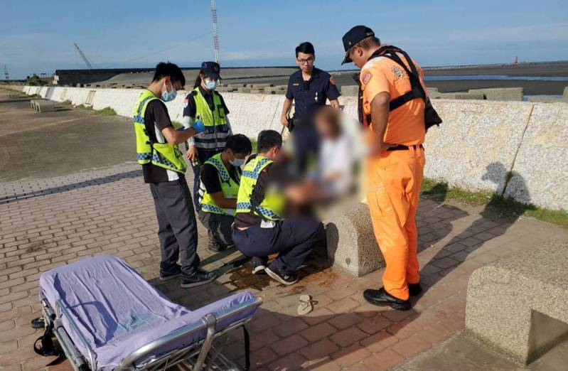 海巡署中部分署第三岸巡隊梧棲安檢所人員今天使用「多旋翼無人機」,在台中高美濕地巡查灘岸時,發現一名女子半身沒入海中,海巡人員救上岸。圖/海巡署提供 海巡署中部分署第三岸巡隊梧棲安檢所人員今天使用「多旋翼無人機」,在台中高美濕地巡查灘岸時,發現一名女子半身沒入海中,海巡人員救上岸。圖/海巡署提供