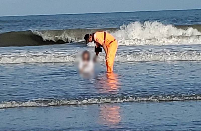 海巡署中部分署第三岸巡隊梧棲安檢所人員今天使用「多旋翼無人機」,在台中高美濕地巡查灘岸時,發現一名女子半身沒入海中,海巡人員救上岸。圖/海巡署提供 海巡署中部分署第三岸巡隊梧棲安檢所人員今天使用「多旋翼無人機」,在台中高美濕地巡查灘岸時,發現一名女子半身沒入海中,海巡人員救上岸。圖/海巡署提供