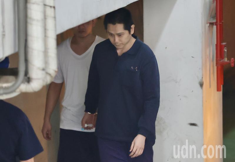 北院持續審理立委徐巧芯大姑夫妻虛擬幣詐騙洗錢案，下午提訊在押的徐巧芯大姑夫杜秉澄（右）到北院開庭，羈押多日的他戴著手銬與同車獄友步下囚車。記者許正宏／攝影