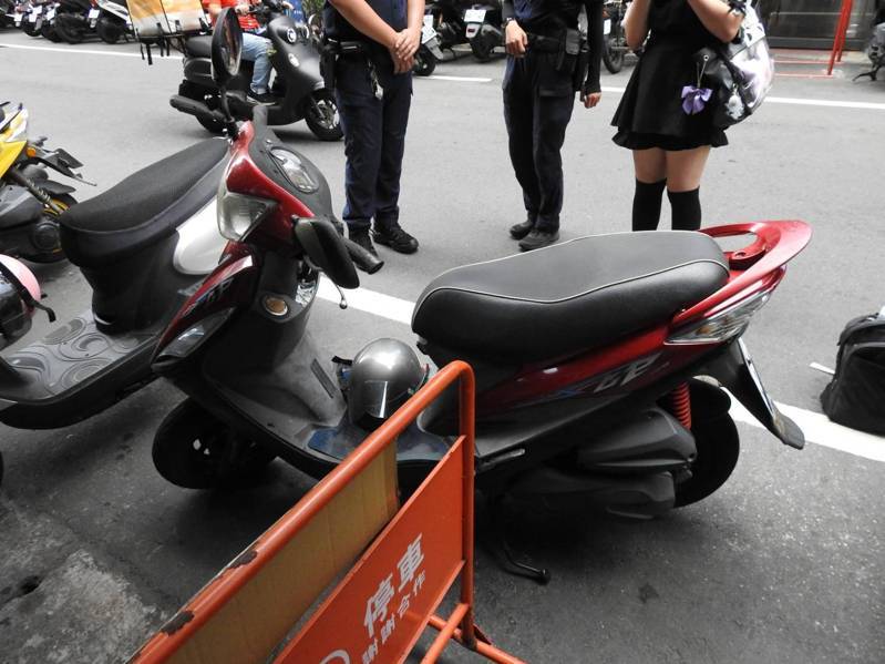 陳姓老翁昨晚從新北市淡水區住處社區騎錯機車外出,遭警法辦。記者曾伯愷/翻攝 陳姓老翁昨晚從新北市淡水區住處社區騎錯機車外出,遭警法辦。記者曾伯愷/翻攝
