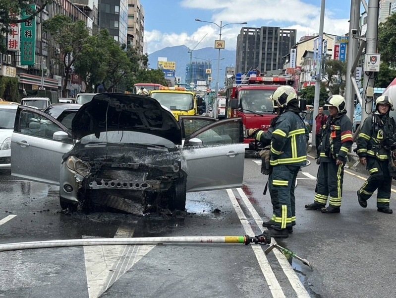 台北市消防局表示,今午1時8分獲報,大同區重慶北路三段一輛自小客車起火,派員到場撲滅火勢後,確認無人傷亡。記者李隆揆/翻攝 台北市消防局表示,今午1時8分獲報,大同區重慶北路三段一輛自小客車起火,派員到場撲滅火勢後,確認無人傷亡。記者李隆揆/翻攝