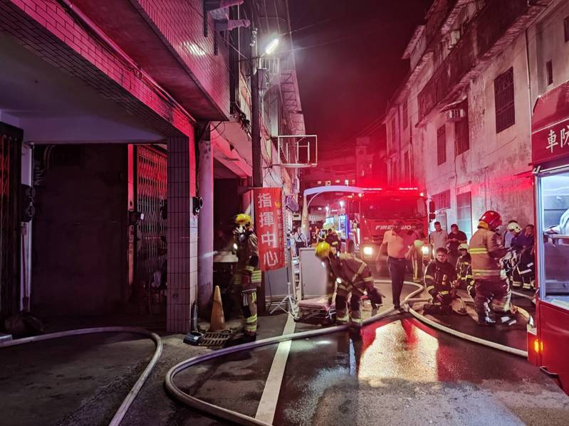 新竹縣芎林鄉文化街一幢4層樓的民宅16日晚間7點多發生住宅火警,老翁不幸死亡。圖/新竹縣消防局提供 新竹縣芎林鄉文化街一幢4層樓的民宅16日晚間7點多發生住宅火警,老翁不幸死亡。圖/新竹縣消防局提供
