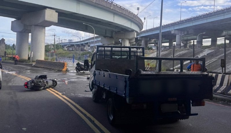 新北市五股區疏洪六路5號越堤道前,今天下午發生兩車碰撞造成一人受傷,肇因待查。記者曾伯愷/翻攝 新北市五股區疏洪六路5號越堤道前,今天下午發生兩車碰撞造成一人受傷,肇因待查。記者曾伯愷/翻攝