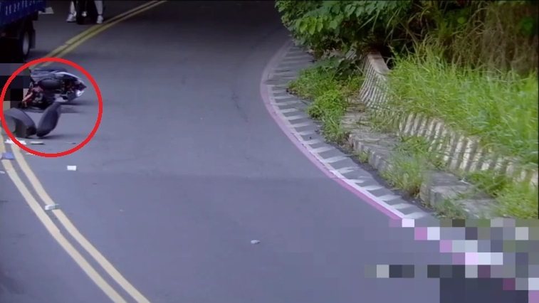 新北市五股區疏洪六路5號越堤道前,今天下午發生兩車碰撞造成一人受傷,肇因待查。記者曾伯愷/翻攝 新北市五股區疏洪六路5號越堤道前,今天下午發生兩車碰撞造成一人受傷,肇因待查。記者曾伯愷/翻攝