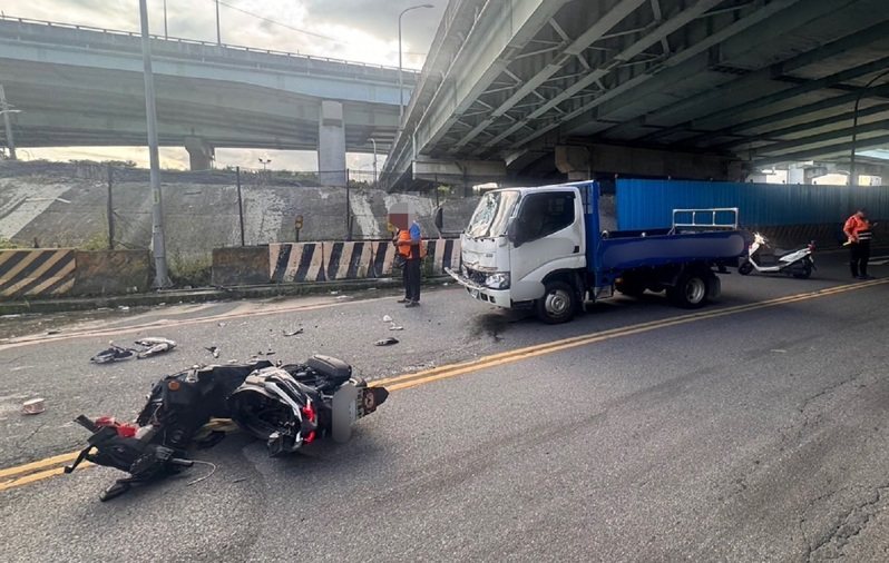 新北市五股區疏洪六路5號越堤道前,今天下午發生兩車碰撞造成一人受傷,肇因待查。記者曾伯愷/翻攝 新北市五股區疏洪六路5號越堤道前,今天下午發生兩車碰撞造成一人受傷,肇因待查。記者曾伯愷/翻攝