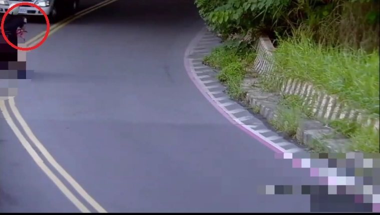 新北市五股區疏洪六路5號越堤道前,今天下午發生兩車碰撞造成一人受傷,肇因待查。記者曾伯愷/翻攝 新北市五股區疏洪六路5號越堤道前,今天下午發生兩車碰撞造成一人受傷,肇因待查。記者曾伯愷/翻攝