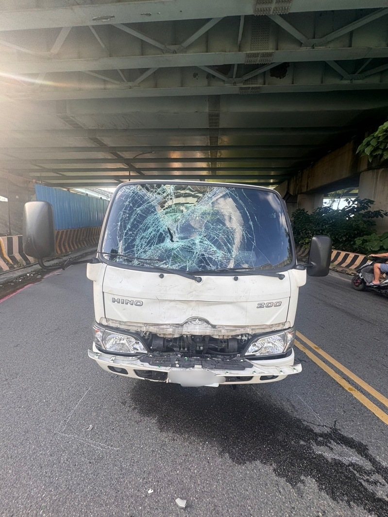 新北市五股區疏洪六路5號越堤道前,今天下午發生兩車碰撞造成一人受傷,肇因待查。記者曾伯愷/翻攝 新北市五股區疏洪六路5號越堤道前,今天下午發生兩車碰撞造成一人受傷,肇因待查。記者曾伯愷/翻攝