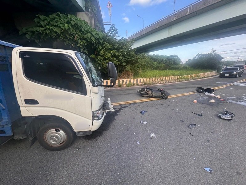 新北市五股區疏洪六路5號越堤道前,今天下午發生兩車碰撞造成一人受傷,肇因待查。記者曾伯愷/翻攝 新北市五股區疏洪六路5號越堤道前,今天下午發生兩車碰撞造成一人受傷,肇因待查。記者曾伯愷/翻攝