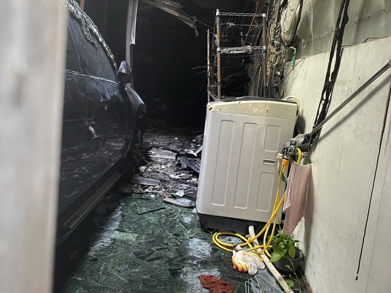高雄市鳳山區新安街一棟透天民宅今天凌晨火警，讀國、高中的兄弟被救出無生命跡象，經送醫，哥哥不治，弟弟恢復生命跡象；圖為吳家一樓被燒毀一片焦黑的畫面。記者石秀華／攝影