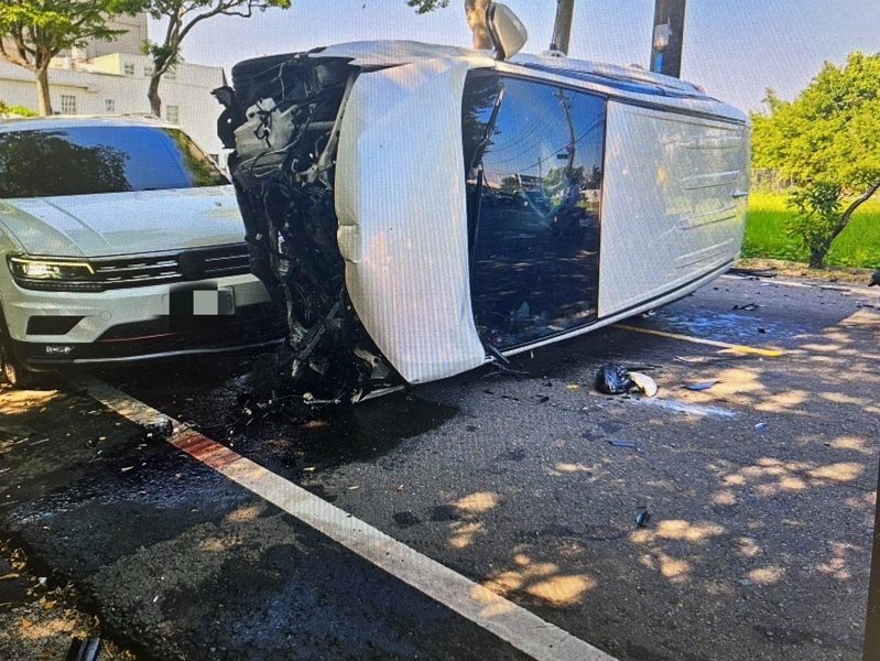 57歲的張姓轎車駕駛行經桃園市中壢區聖德路一段，疑欲左轉高鐵南路三段巷弄，與對向27歲的關姓轎車駕駛對撞。記者翁唯真／翻攝