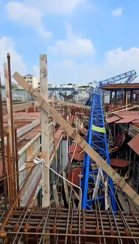 高雄三井商場工程今天上午9時許傳出工安意外，工地施工的藍色吊塔突倒塌掉落橫躺在鷹架、模板和一片鋼筋之中，意外造成工人1死1重傷。圖／取自記者爆料網