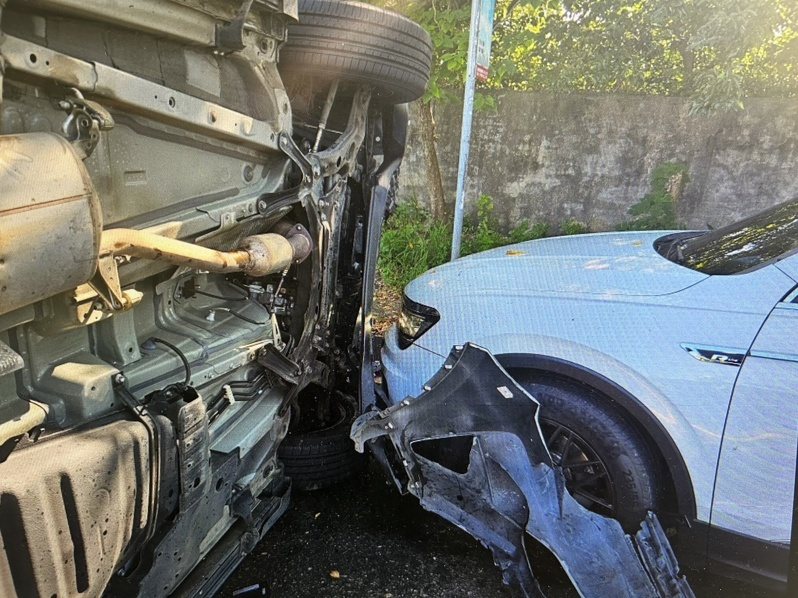 57歲的張姓轎車駕駛行經桃園市中壢區聖德路一段，疑欲左轉高鐵南路三段巷弄，與對向27歲的關姓轎車駕駛對撞。記者翁唯真／翻攝