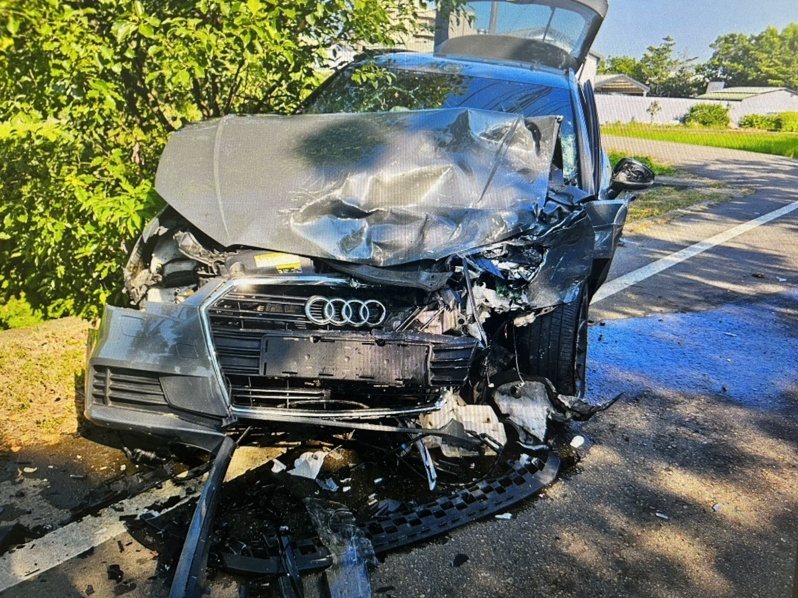 57歲的張姓轎車駕駛行經桃園市中壢區聖德路一段，疑欲左轉高鐵南路三段巷弄，與對向27歲的關姓轎車駕駛對撞。記者翁唯真／翻攝