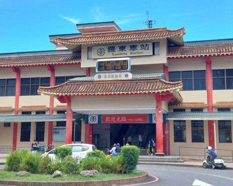 宜蘭羅東火車站今天下午發生一起毆打事件,龍姓老翁因沒有購買單車票,補票錯過列車,憤而攻擊站務員,遭涉犯傷害罪嫌送辦。本報資料照 宜蘭羅東火車站今天下午發生一起毆打事件,龍姓老翁因沒有購買單車票,補票錯過列車,憤而攻擊站務員,遭涉犯傷害罪嫌送辦。本報資料照