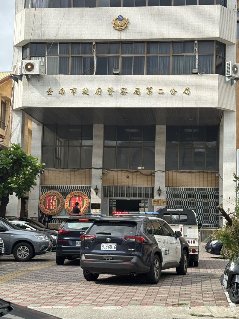 台南市警二分局昨中午有民眾送來花圈,祝賀新任所長上任,但上頭文字不妥,隨後立即被撤下。圖/讀者提供 台南市警二分局昨中午有民眾送來花圈,祝賀新任所長上任,但上頭文字不妥,隨後立即被撤下。圖/讀者提供