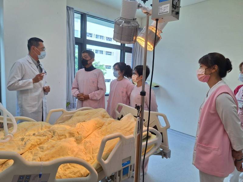 國軍高雄總醫院加護病房專責主治醫師許晉杰(左一)向民生醫院林盟喬院長(左二)、護理科賴秀君主任(左三)、護理科吳淑惠副主任(左四)解釋病情。圖/民生醫院提供 國軍高雄總醫院加護病房專責主治醫師許晉杰(左一)向民生醫院林盟喬院長(左二)、護理科賴秀君主任(左三)、護理科吳淑惠副主任(左四)解釋病情。圖/民生醫院提供