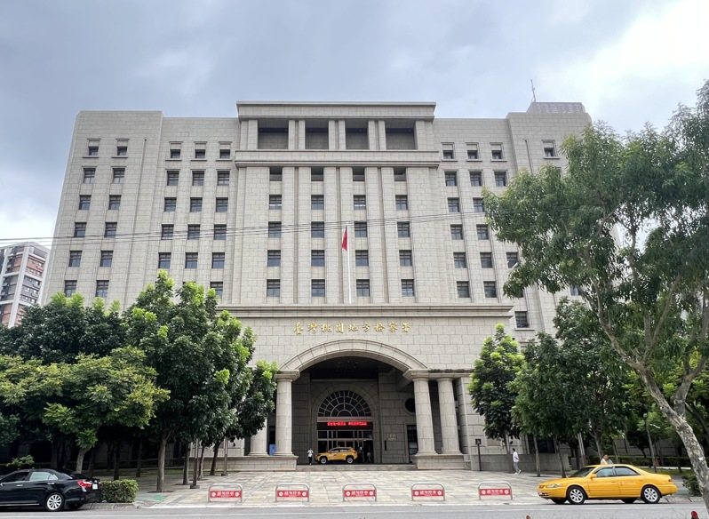 旅英李女痛心獨居父遭投資詐騙過戶房產一案，桃園地檢署昨日偵結，將24歲李男為首的車手集團、金主及仲介共12人依詐欺、組織及洗錢防制法等罪起訴。記者陳恩惠／攝影