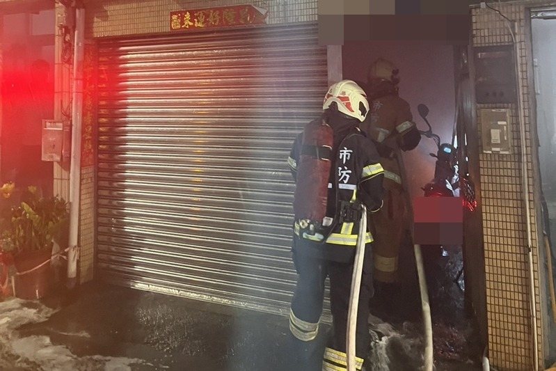 高雄市鳳山區新安街一棟透天民宅昨天凌晨火警，吳姓住戶1家5口一度受困，其中讀國、高中的兄弟被救出無生命跡象，經送醫，哥哥不治，弟弟恢復生命跡象。記者石秀華／翻攝