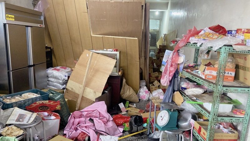 彰化市福馬街一家早餐店廚房，昨天上午發生瓦斯氣爆，屋內滿目瘡痍，造成老闆娘母子受傷送醫。圖／消防局提供