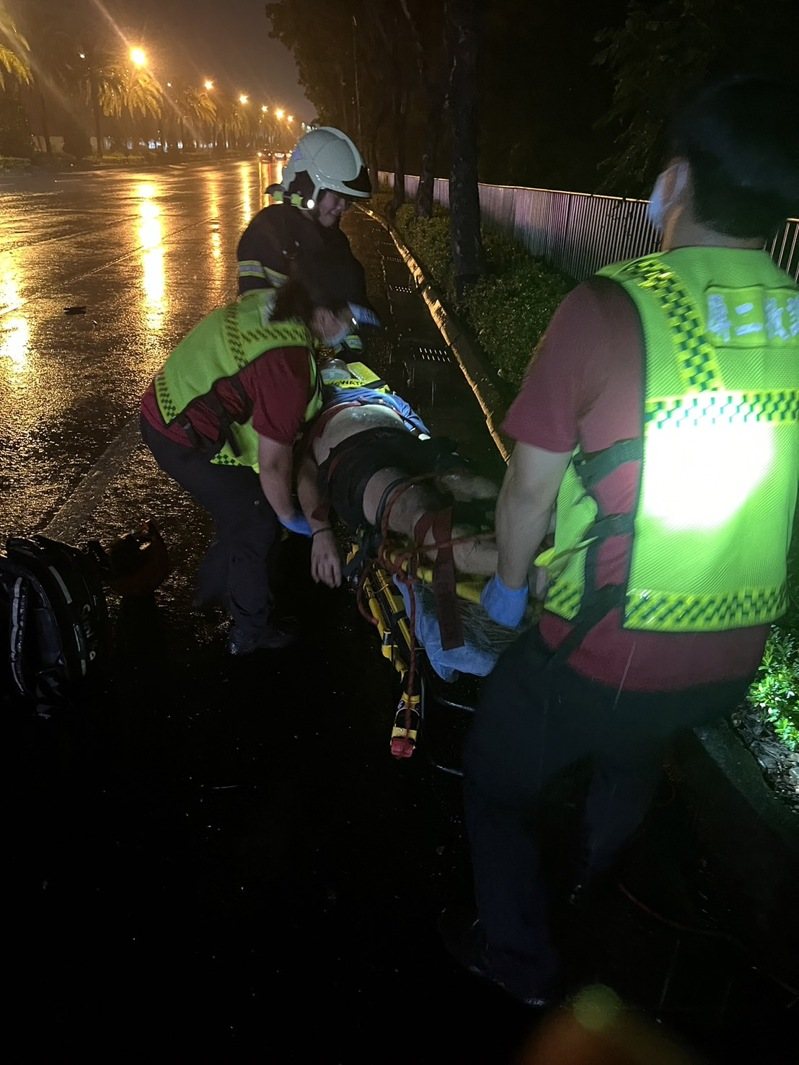 男子駕轎車下高屏大橋撞邊坡護欄,當場昏迷送醫。圖/屏東縣消防局提供 男子駕轎車下高屏大橋撞邊坡護欄,當場昏迷送醫。圖/屏東縣消防局提供