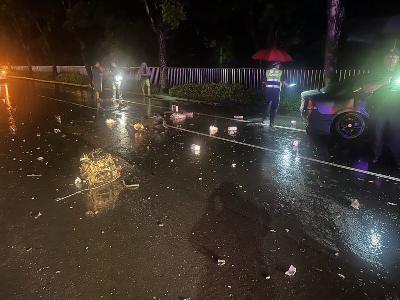 男子駕轎車下高屏大橋撞邊坡護欄,零件散落一地。圖/屏東縣消防局提供 男子駕轎車下高屏大橋撞邊坡護欄,零件散落一地。圖/屏東縣消防局提供