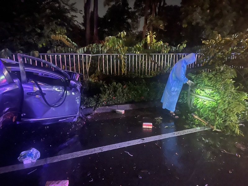 男子駕轎車下高屏大橋撞邊坡護欄,零件散落一地。圖/屏東縣消防局提供 男子駕轎車下高屏大橋撞邊坡護欄,零件散落一地。圖/屏東縣消防局提供