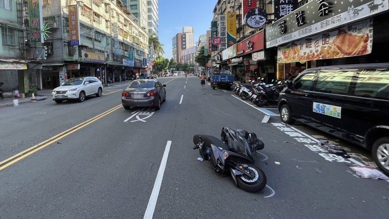 蔡女機車被撞後倒地滑行至對向車道。記者黃子騰/翻攝 蔡女機車被撞後倒地滑行至對向車道。記者黃子騰/翻攝