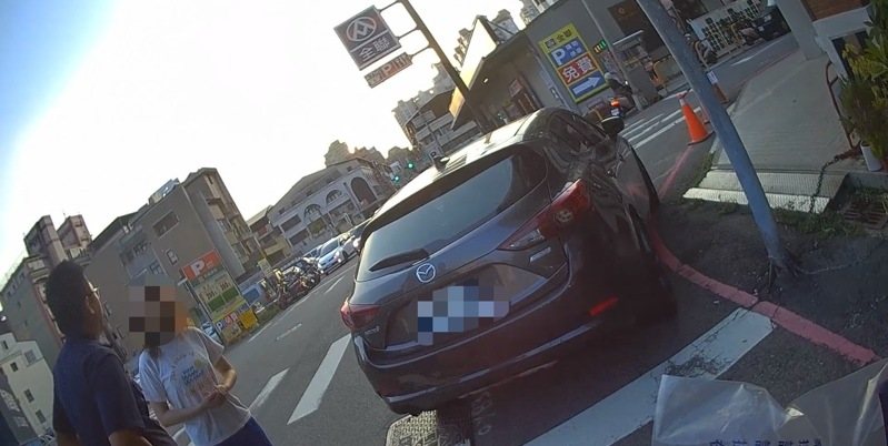 台中市豐原警分局員警查獲轎車掛假車牌,將女駕駛帶回調查。圖/警方提供 台中市豐原警分局員警查獲轎車掛假車牌,將女駕駛帶回調查。圖/警方提供