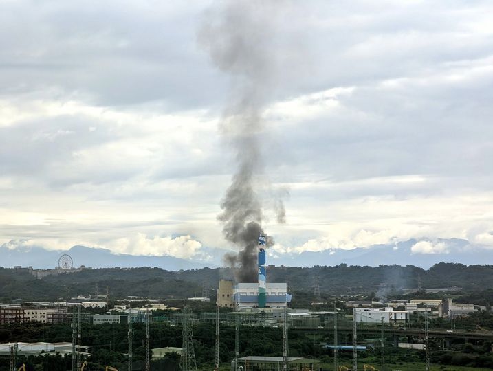 位於高雄市仁武區的焚化爐今天上午8時29分許突然冒出一團黑煙，消防局指，是機件故障、排煙異常。圖／取自{仁武人}※大小事