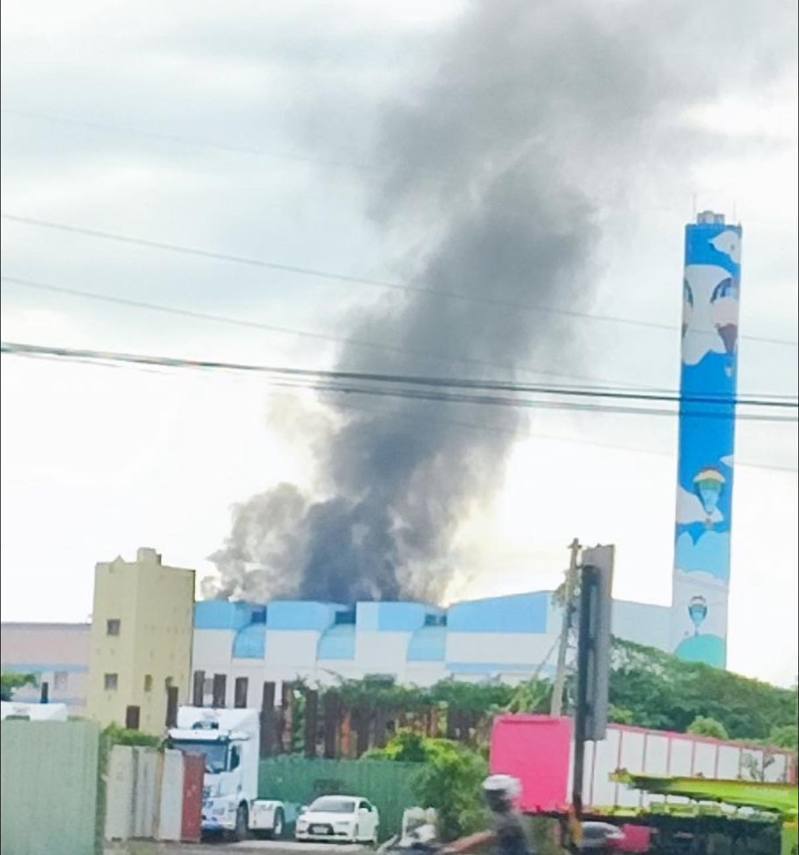 高雄仁武垃圾焚化廠今早冒出黑煙,居民以為火警,原來是抽風機故障導致燒垃圾的黑煙溢出廠區外。圖/翻攝仁武人大小事 高雄仁武垃圾焚化廠今早冒出黑煙,居民以為火警,原來是抽風機故障導致燒垃圾的黑煙溢出廠區外。圖/翻攝仁武人大小事