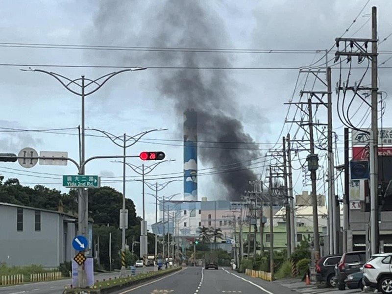 高雄仁武垃圾焚化廠今早冒出黑煙,居民以為火警,原來是抽風機故障導致燒垃圾的黑煙溢出廠區外。圖/翻攝仁武人大小事 高雄仁武垃圾焚化廠今早冒出黑煙,居民以為火警,原來是抽風機故障導致燒垃圾的黑煙溢出廠區外。圖/翻攝仁武人大小事