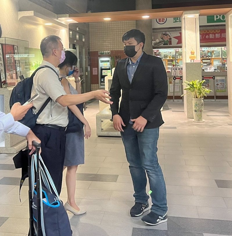 律師王啓任（右）涉案後，到高雄地方法院出庭，最後與被害人陸續達成調解，但仍被判刑6年。本報資料照片