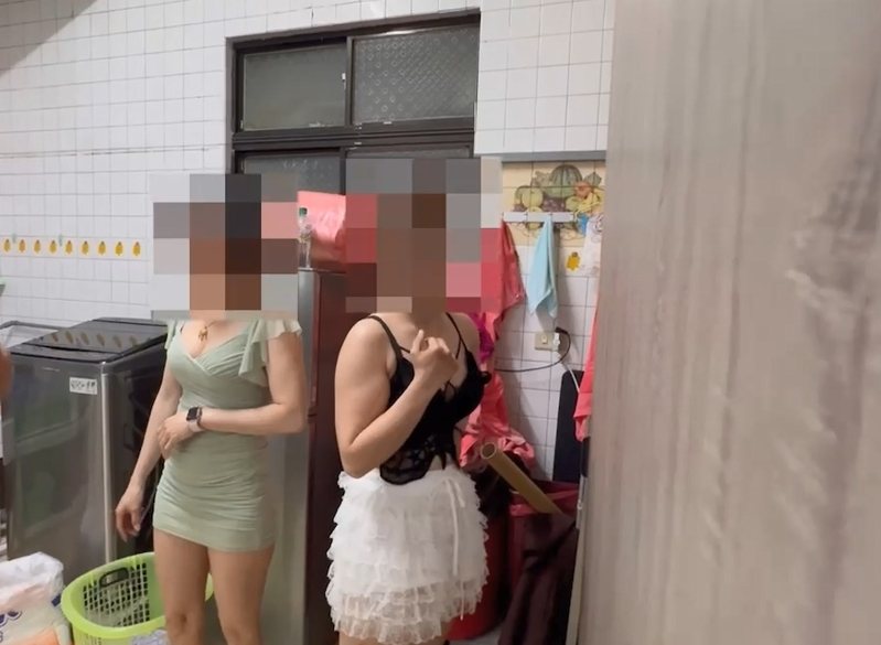 高雄市三民區某養生館雇越南女子，穿爆乳短裙裝對外攬客，警方前晚搜索，當場查獲越女和男客從事半套性交易，另有越女在候客。記者石秀華／翻攝