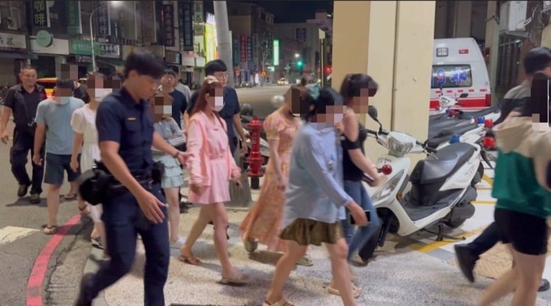 高雄市三民區某養生館雇10名越南女子和嫖客從事半套性交易，前晚搜索查獲交易行為，越女被帶回警所，如走星光大道。記者石秀華／翻攝