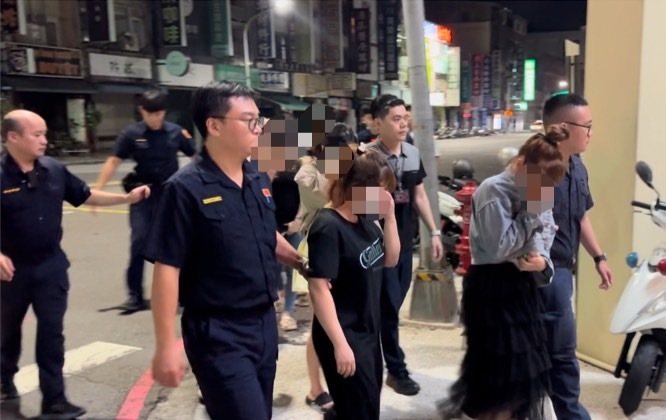 高雄市三民區某養生館雇越南女子，穿爆乳短裙裝對外攬客，警方前晚搜索，當場查獲越女和男客從事半套性交易，另有4男等候服務；警方將嫖客帶回警所。記者石秀華／翻攝