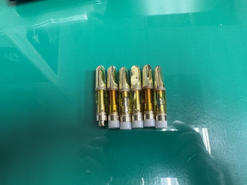 台北市大安警分局發現一家咖啡廳，嫌犯藉由工作，平時就在咖啡廳販售大麻，警方拘提、搜索，逮捕26歲楊姓男子、26歲賴姓男子歸案，並查扣相關證物。記者廖炳棋/翻攝