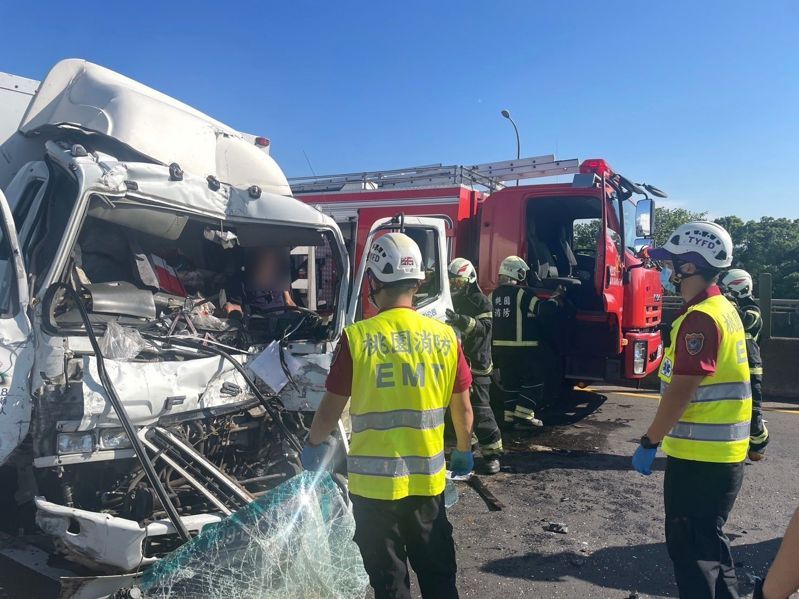 台66快速道西向21公里平鎮段發生4 輛大小車禍連環追撞車禍,肇事大貨車司機一人受傷。圖/警方提供 台66快速道西向21公里平鎮段發生4 輛大小車禍連環追撞車禍,肇事大貨車司機一人受傷。圖/警方提供