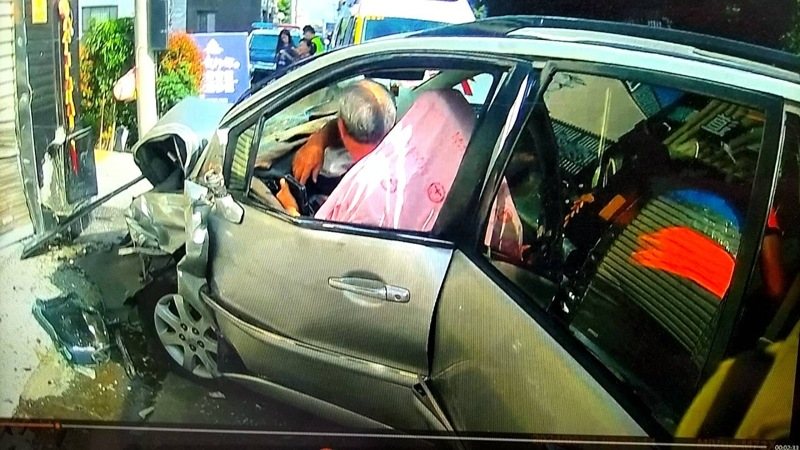 台南夫婦登山回程車失控撞民宅車頭全毁 送醫治療。圖／讀者提供