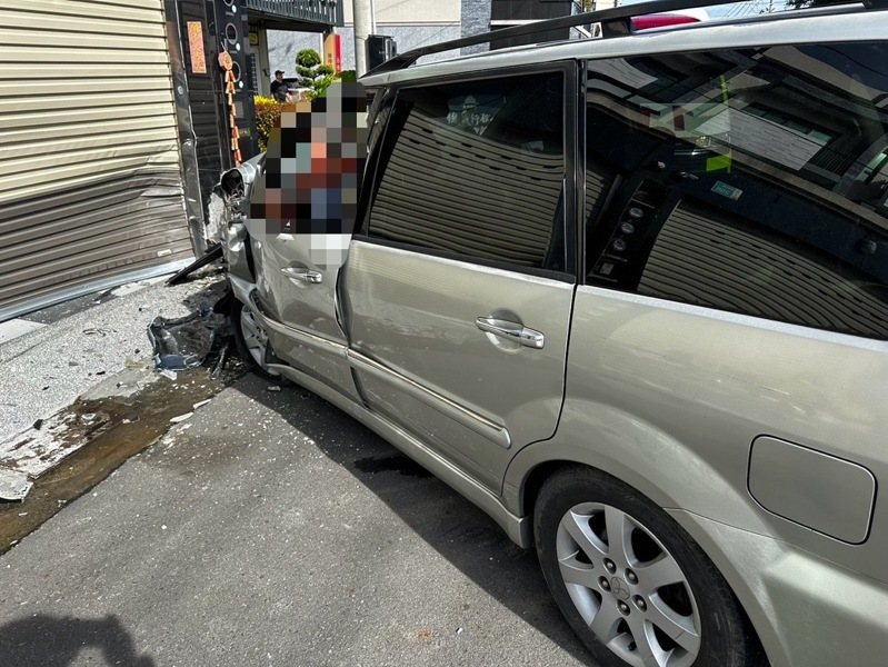台南夫婦登山回程車失控撞民宅車頭全毁 送醫治療。圖／讀者提供