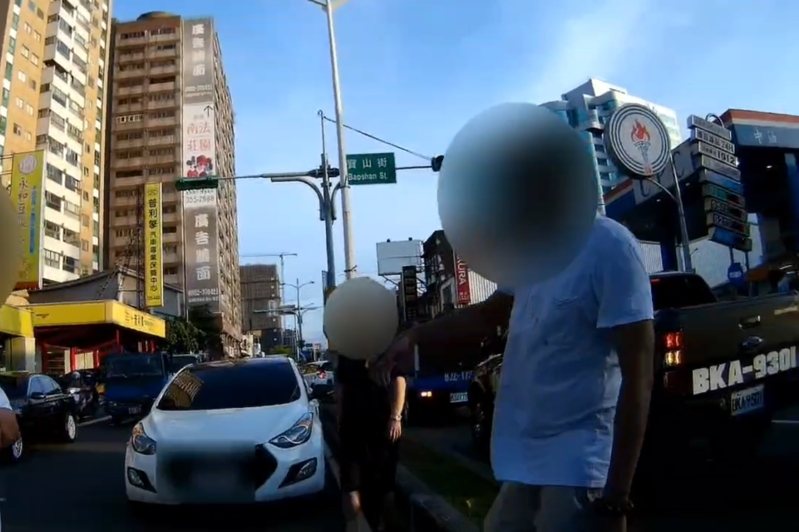 桃園市桃園區春日路昨傍晚發生行車糾紛，劉姓駕駛指控楊男對他噴辣椒水，楊則說劉男出拳毆打他，雙方雖未提告，但警方依法函送。記者陳恩惠／翻攝