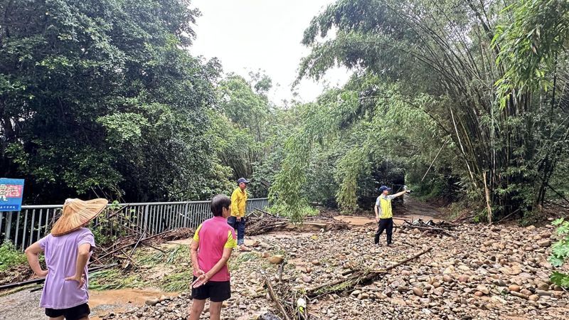 火炎山下的苑裡鎮上館里1鄰聚落後方,因遭泥流沖下,影響住戶人車進出。圖/張顧礫提供 火炎山下的苑裡鎮上館里1鄰聚落後方,因遭泥流沖下,影響住戶人車進出。圖/張顧礫提供